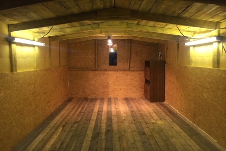 деревянный пол в металлическом гараже