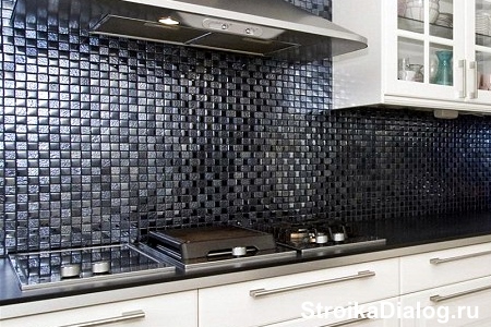 черная мозаичная плитка в интерьере кухни